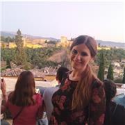 Maestra imparte clases a niños de todas las edades